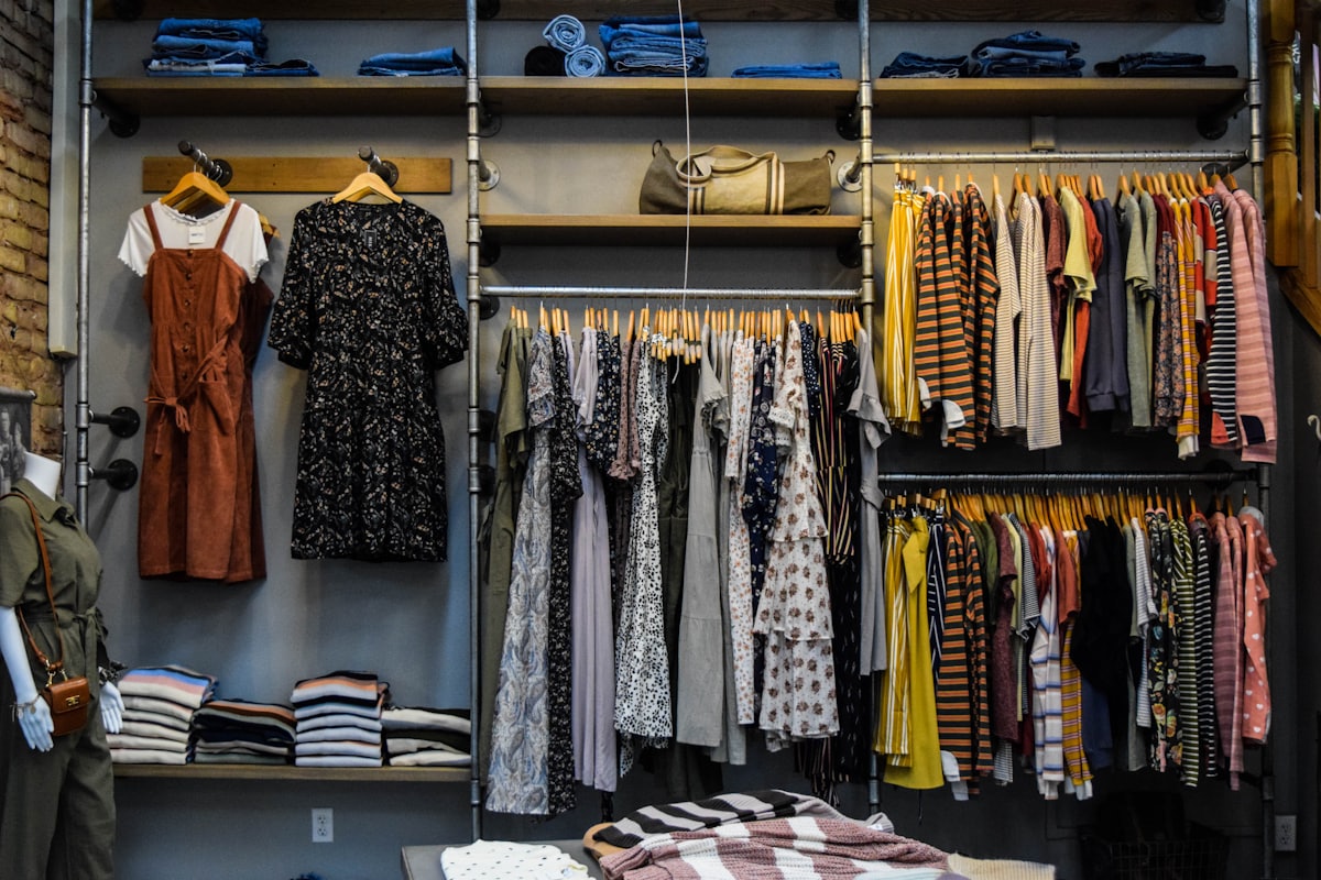 Araras e prateleiras de uma loja de roupas femininas