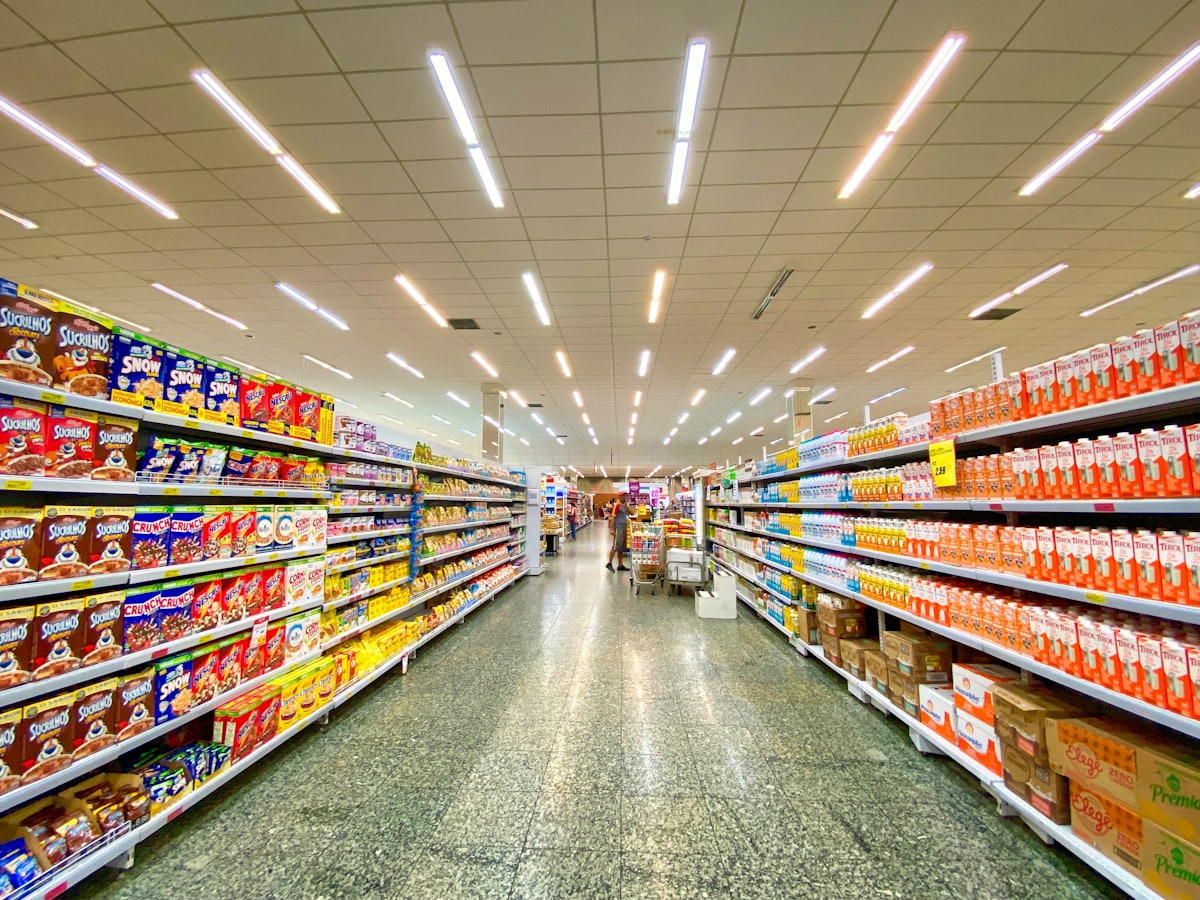 Corredor de supermercado com prateleiras cheias de produtos